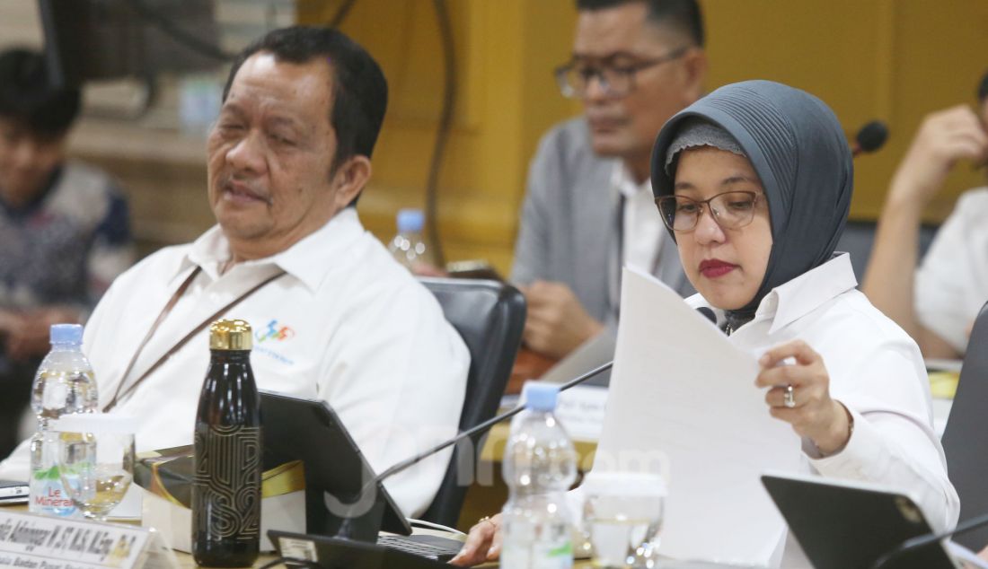 Plt. Kepala BPS Amalia Adininggar Widyasanti rapat kerja dengan Komite IV DPD RI di Kompleks Parlemen, Jakarta, Selasa (18/2). Komite IV DPD RI mendukung BPS untuk melaksanakan sensus ekonomi tahun 2026 mulai dari tahapan persiapan 2025 sampai dengan pelaksanaan di tahun 2026 untuk mewujudkan kemandirian perekonomian Indonesia serta mengapresiasi BPS mengenai data statistik untuk pembangunan indonesia sabagai layanan informasi statistik di tengah efisiensi anggaran. - JPNN.com