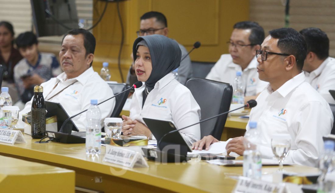 Plt. Kepala BPS Amalia Adininggar Widyasanti rapat kerja dengan Komite IV DPD RI di Kompleks Parlemen, Jakarta, Selasa (18/2). Komite IV DPD RI mendukung BPS untuk melaksanakan sensus ekonomi tahun 2026 mulai dari tahapan persiapan 2025 sampai dengan pelaksanaan di tahun 2026 untuk mewujudkan kemandirian perekonomian Indonesia serta mengapresiasi BPS mengenai data statistik untuk pembangunan indonesia sabagai layanan informasi statistik di tengah efisiensi anggaran. - JPNN.com