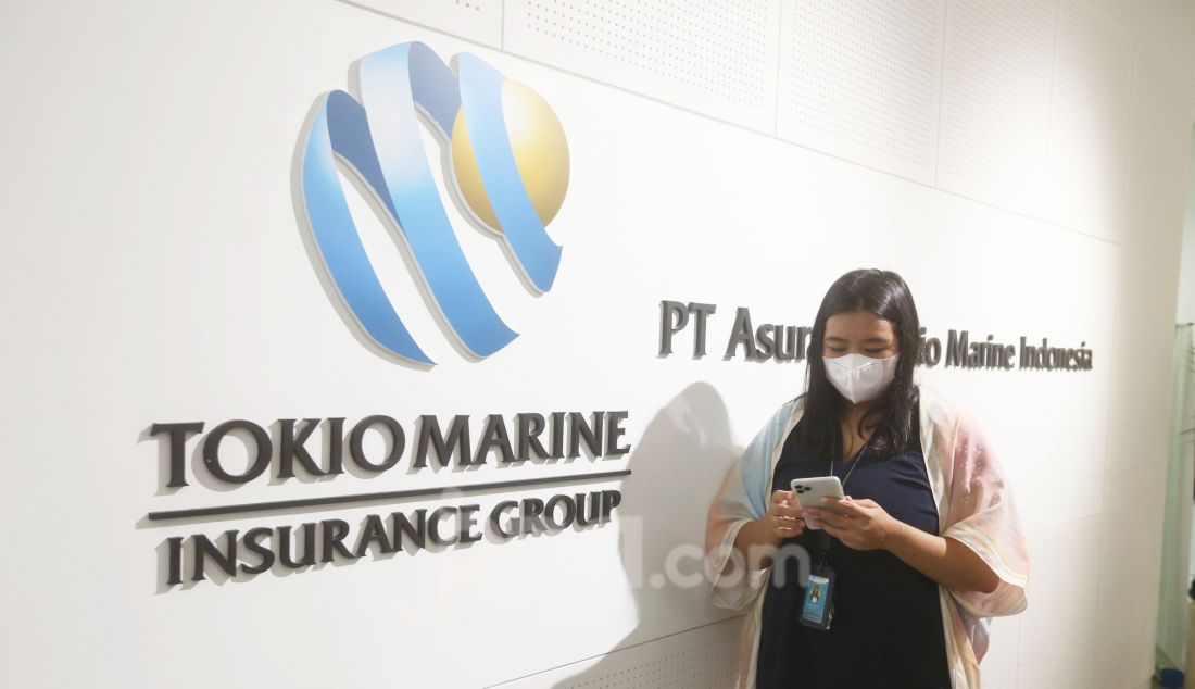 Karyawan saat berada di Kantor PT Asuransi Tokio Marine Indonesia (TMI) di Jakarta, Rabu (19/2). PT Asuransi Tokio Marine Indonesia (TMI) mengumumkan pencapaian signifikan pada 2024 dengan mencatatkan premi bruto sebesar Rp2,3 triliun yang didominasi oleh tiga lini bisnis utama, yaitu Harta Benda, Pengangkutan, dan Kendaraan Bermotor. Selain itu, pendapatan premi TMI tumbuh 3,1% year on year (yoy) menjadi Rp2,298 miliar pada Desember 2024. - JPNN.com