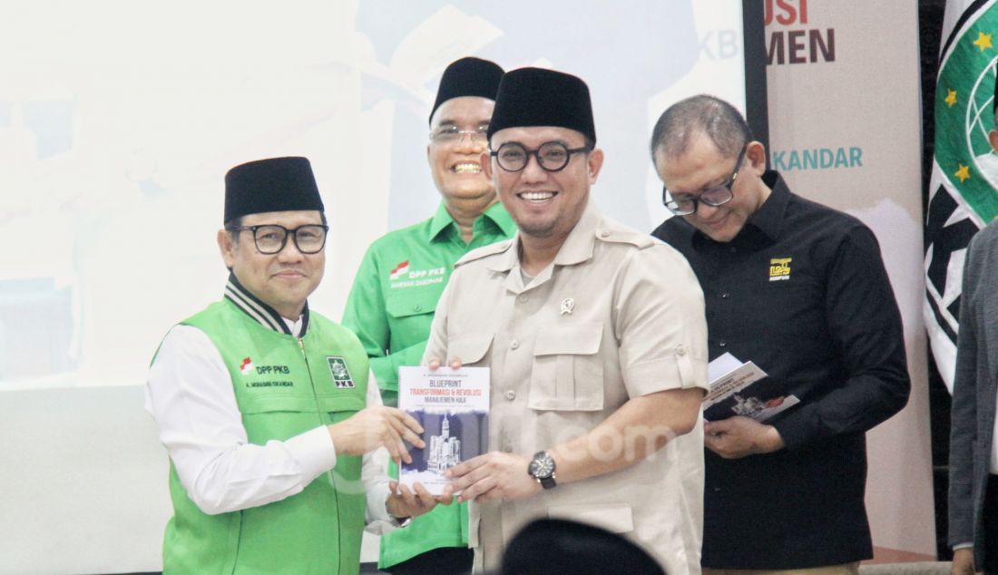 Ketua Umum Partai Kebangkitan Bangsa (PKB) Abdul Muhaimin Iskandar (kiri) memberikan buku Blue Print Transformasi dan Revolusi Manajemen Haji kepada Wakil Ketua Badan Penyelenggara Haji (BP Haji) Dahnil Anzar Simanjuntak (kedua kanan) dalam Diskusi Publik yang digelar DPP PKB mengenai revisi UU Nomor 8 Tahun 2019 tentang Penyelenggaraan Haji dan Umrah di Jakarta, Rabu (19/2). Muhaimin Iskandar mengharapkan pemerintah dapat mengubah Badan Pengelola Haji (BP Haji) menjadi Kementerian Haji dan Umrah, melalui revisi Undang-Undang Penyelenggaraan Ibadah Haji dan Umrah. - JPNN.com