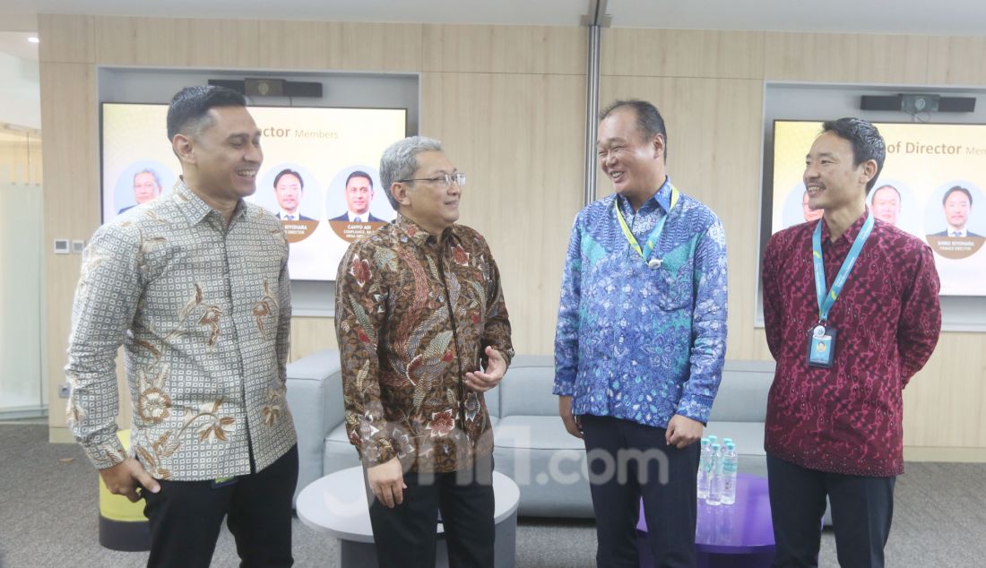 kiri : Compliance RM & HRGA Director of TMI Cahyo Adi, President Director of TMI Sancoyo Setiabudi, Managing Director of TMI Shiro Ipposhi dan Finance Director of TMI Shiro Kiyohara saat acara Media Gathering Tokio Marine Indonesia di Jakarta, Rabu (19/2). PT Asuransi Tokio Marine Indonesia (TMI) mengumumkan pencapaian signifikan pada 2024 dengan mencatatkan premi bruto sebesar Rp2,3 triliun yang didominasi oleh tiga lini bisnis utama, yaitu Harta Benda, Pengangkutan, dan Kendaraan Bermotor. Selain itu, pendapatan premi TMI tumbuh 3,1% year on year (yoy) menjadi Rp2,298 miliar pada Desember 2024. - JPNN.com