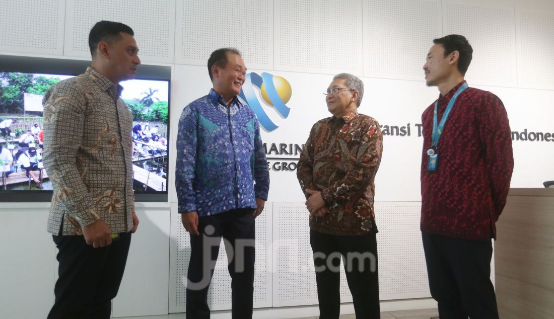 President Director of PT Asuransi Tokio Marine Indonesia (TMI) Sancoyo Setiabudi (kedua kanan) bersama dengan Finance Director Shiro Kiyohara (kanan), Managing Director Shiro Ipposhi (kedua kiri) dan Compliance, RM & HRGA Director Cahyo Adi saat acara Media Gathering Tokio Marine Indonesia di Jakarta, Rabu (19/2). PT Asuransi Tokio Marine Indonesia (TMI) mengumumkan pencapaian signifikan pada 2024 dengan mencatatkan premi bruto sebesar Rp2,3 triliun yang didominasi oleh tiga lini bisnis utama, yaitu Harta Benda, Pengangkutan, dan Kendaraan Bermotor. Selain itu, pendapatan premi TMI tumbuh 3,1% year on year (yoy) menjadi Rp2,298 miliar pada Desember 2024. - JPNN.com