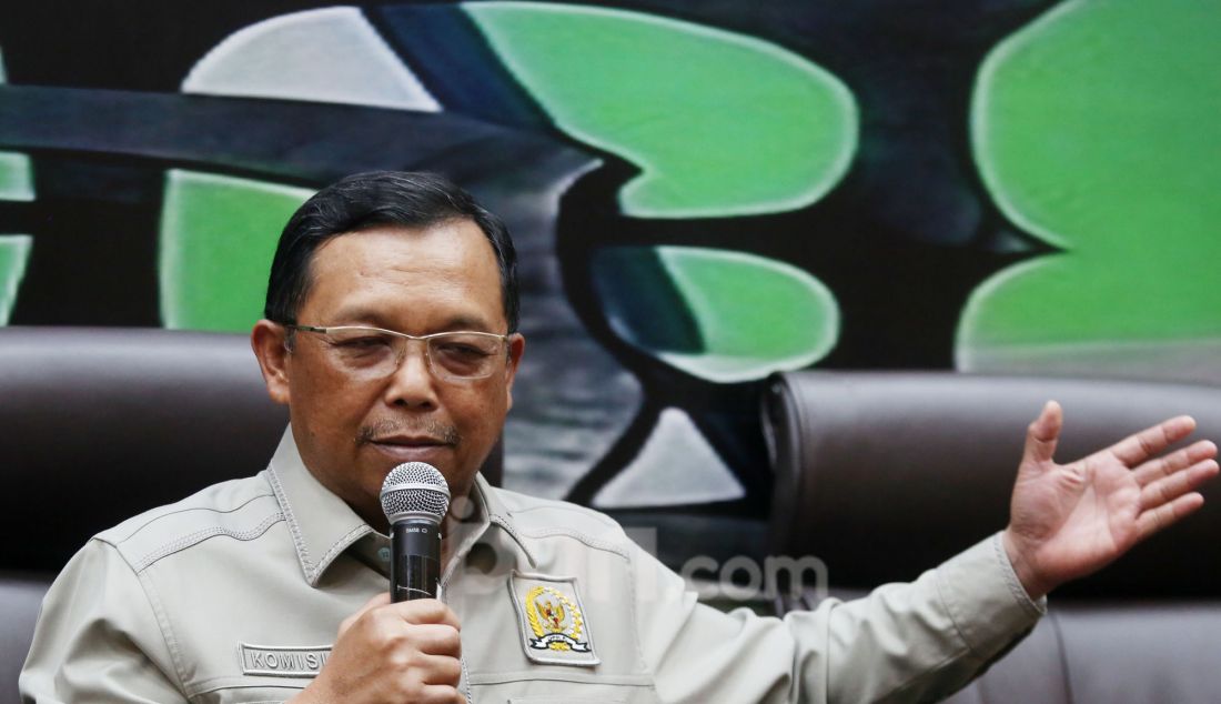 Anggota Komisi VI DPR Fraksi Herman Khaeron saat menjadi pembicara dalam diskusi Dialektika Demokrasi di Gedung Nusantara I, Kompleks Parlemen, Senayan, Jakarta, Kamis (20/2). Dalam diskusi dengan tema “Antisipasi Lonjakan Harga Sembako Jelang Puasa”, mereka menganalisa soal Harga, Ketersedian dan Daya Beli masyarakat jelang Ramadhan yang dikaitkan dengan kondisi perekonomian masyarakat menyusul kebijakan efisiensi yang dikeluarkan Pemerintah. - JPNN.com