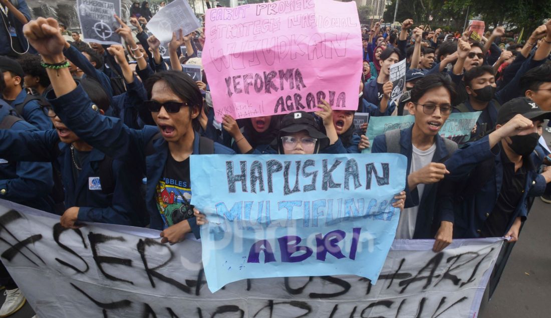 Mahasiswa menggelar aksi 'Indonesia Gelap' di kawasan Patung Kuda, Jakarta, Kamis (20/2). Aksi tersebut menentang kebijakan pemotongan anggaran besar-besaran hampir di semua kementerian, lembaga dan pemerintahan daerah yang disebut oleh Presiden Prabowo Subianto sebagai langkah efisiensi. - JPNN.com