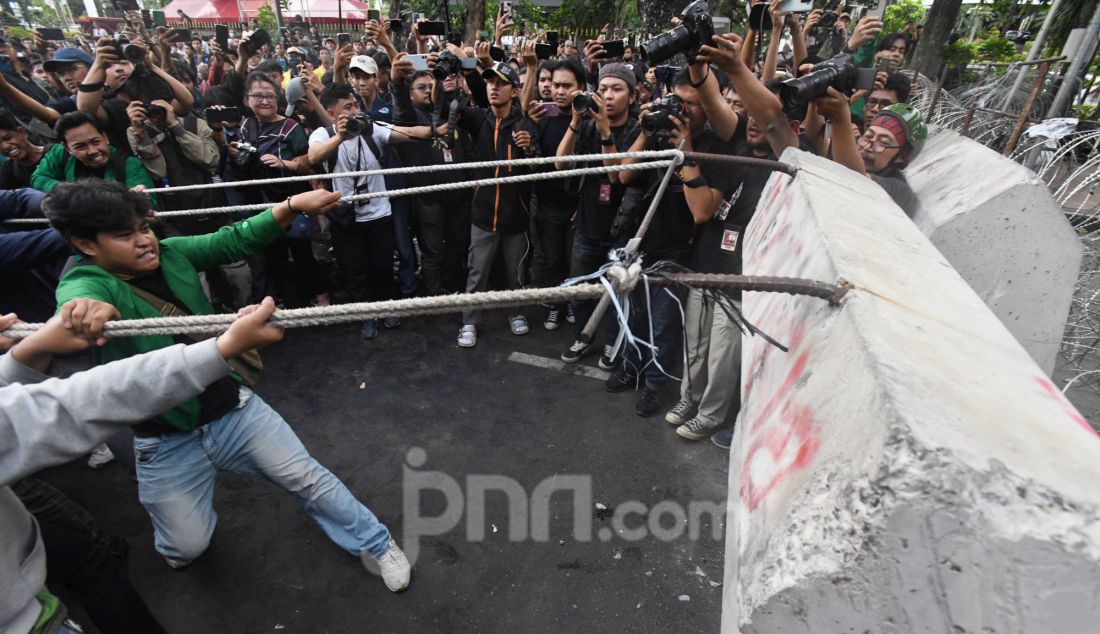 Mahasiswa menggelar aksi 'Indonesia Gelap' di kawasan Patung Kuda, Jakarta, Kamis (20/2). Aksi tersebut menentang kebijakan pemotongan anggaran besar-besaran hampir di semua kementerian, lembaga dan pemerintahan daerah yang disebut oleh Presiden Prabowo Subianto sebagai langkah efisiensi. - JPNN.com