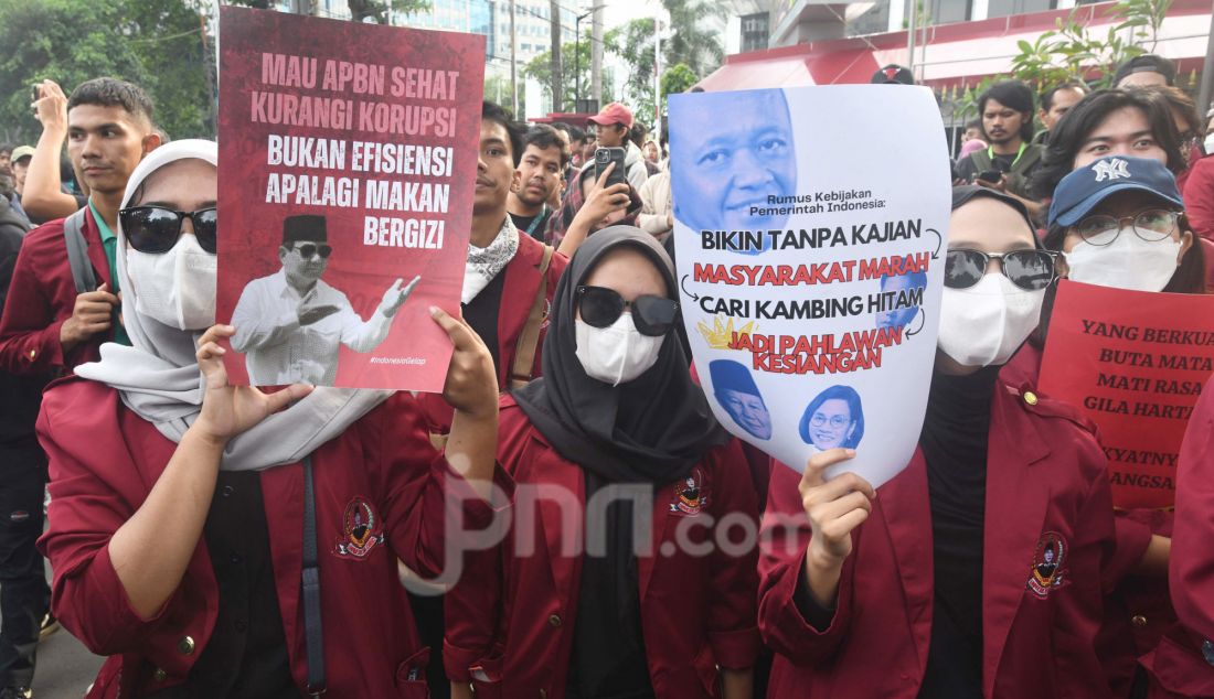 Mahasiswa menggelar aksi 'Indonesia Gelap' di kawasan Patung Kuda, Jakarta, Kamis (20/2). Aksi tersebut menentang kebijakan pemotongan anggaran besar-besaran hampir di semua kementerian, lembaga dan pemerintahan daerah yang disebut oleh Presiden Prabowo Subianto sebagai langkah efisiensi. - JPNN.com