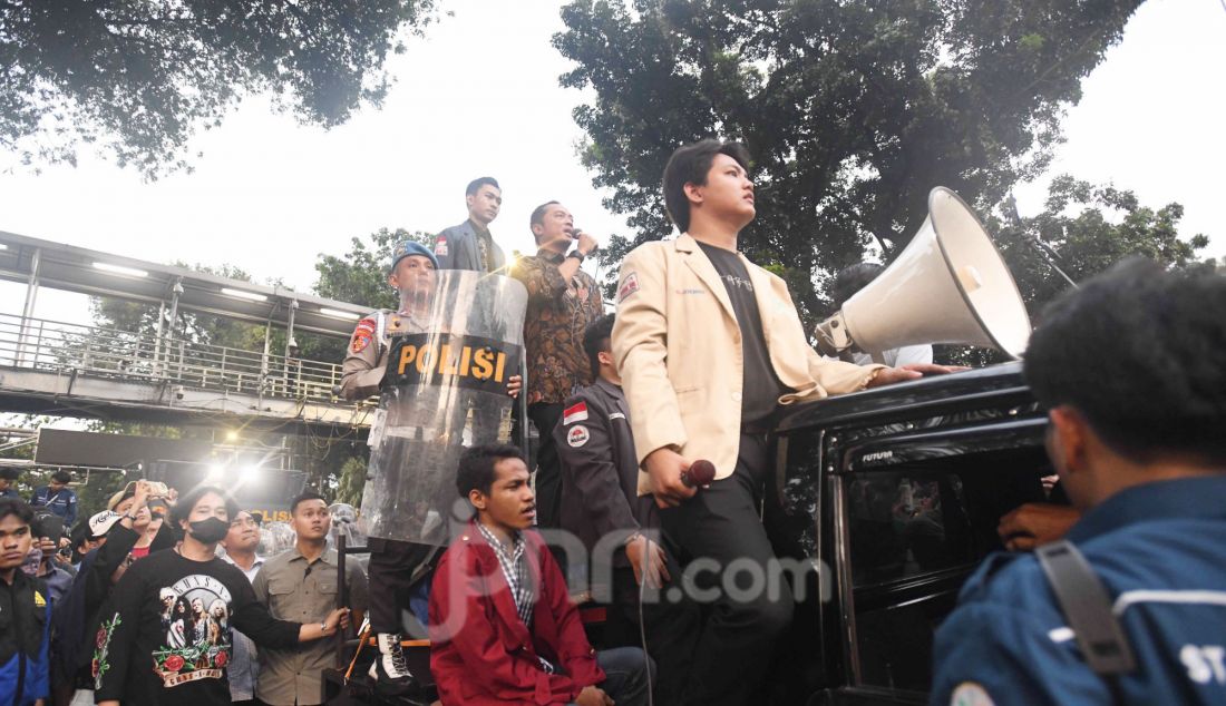 Menteri Sekretaris Negara (Mensesneg) Prasetyo Hadi saat menemui massa pedemo Indonesia Gelap di kawasan patung kuda, Jakarta, Kamis (20/2). Aksi tersebut menentang kebijakan pemotongan anggaran besar-besaran hampir di semua kementerian, lembaga dan pemerintahan daerah yang disebut oleh Presiden Prabowo Subianto sebagai langkah efisiensi. - JPNN.com