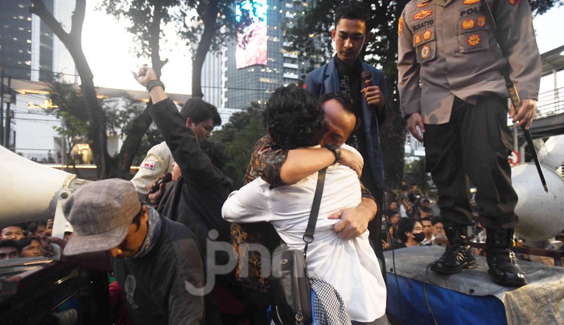 Menteri Sekretaris Negara (Mensesneg) Prasetyo Hadi saat menemui massa pedemo Indonesia Gelap di kawasan patung kuda, Jakarta, Kamis (20/2). Aksi tersebut menentang kebijakan pemotongan anggaran besar-besaran hampir di semua kementerian, lembaga dan pemerintahan daerah yang disebut oleh Presiden Prabowo Subianto sebagai langkah efisiensi. - JPNN.com