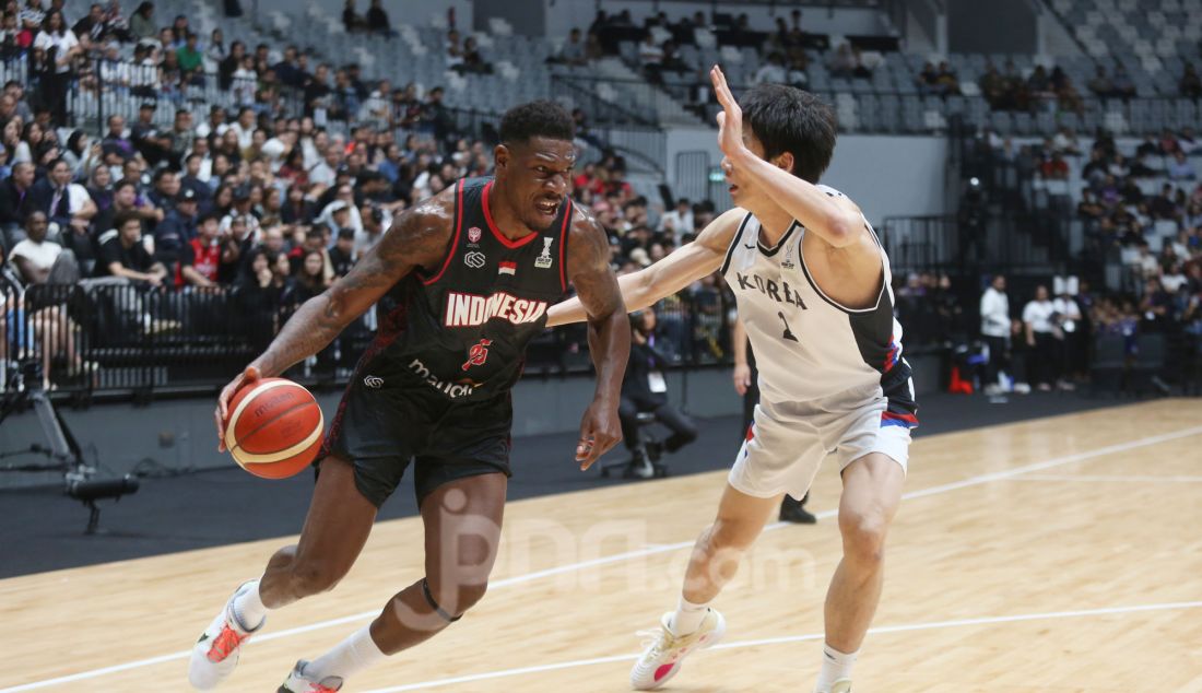 Pebasket Indonesia saat bertanding melawan Korea Selatan dalam pertandingan Kualifikasi FIBA Asia Cup 2025 di Indonesia Arena, kompleks Gelora Bung Karno (GBK), Jakarta, Minggu (23/2). Timnas Basket Indonesia kalah dari Korea Selatan dengan skor 63-90. - JPNN.com