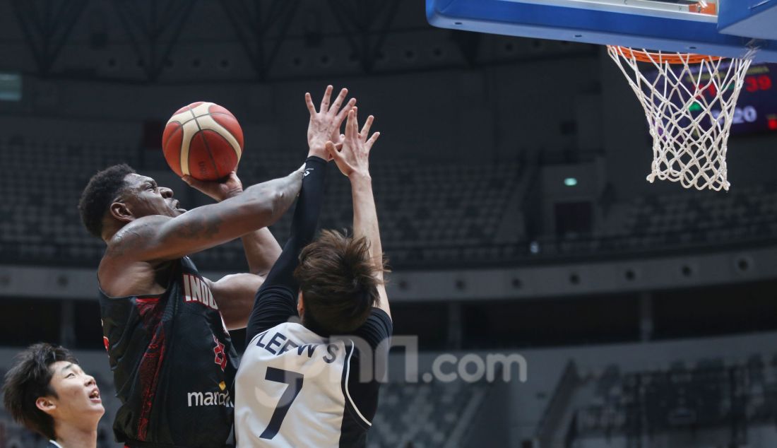 Pebasket Indonesia saat bertanding melawan Korea Selatan dalam pertandingan Kualifikasi FIBA Asia Cup 2025 di Indonesia Arena, kompleks Gelora Bung Karno (GBK), Jakarta, Minggu (23/2). Timnas Basket Indonesia kalah dari Korea Selatan dengan skor 63-90. - JPNN.com