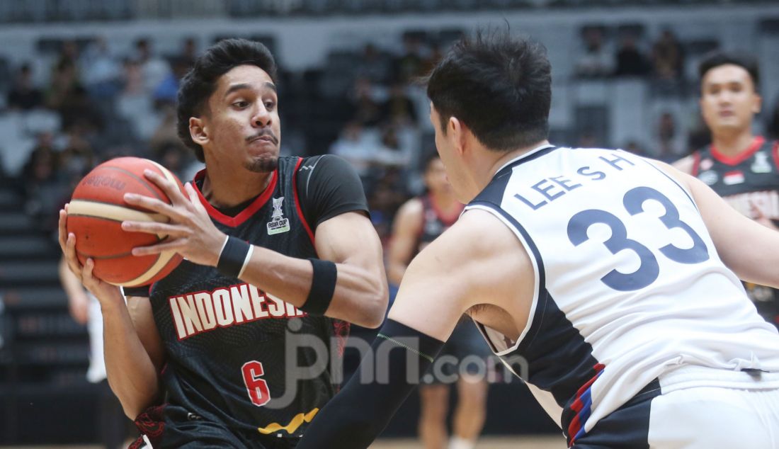 Pebasket Indonesia saat bertanding melawan Korea Selatan dalam pertandingan Kualifikasi FIBA Asia Cup 2025 di Indonesia Arena, kompleks Gelora Bung Karno (GBK), Jakarta, Minggu (23/2). Timnas Basket Indonesia kalah dari Korea Selatan dengan skor 63-90. - JPNN.com