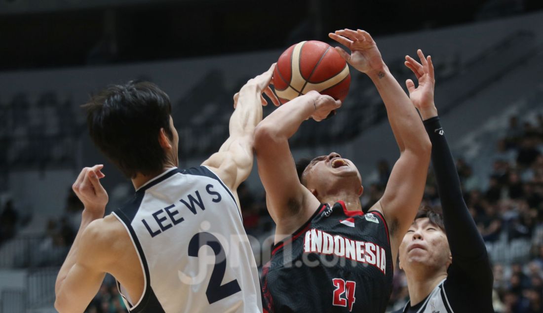 Pebasket Indonesia saat bertanding melawan Korea Selatan dalam pertandingan Kualifikasi FIBA Asia Cup 2025 di Indonesia Arena, kompleks Gelora Bung Karno (GBK), Jakarta, Minggu (23/2). Timnas Basket Indonesia kalah dari Korea Selatan dengan skor 63-90. - JPNN.com