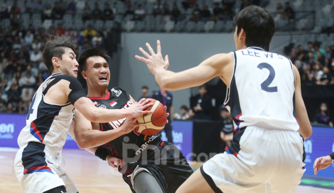 Pebasket Indonesia saat bertanding melawan Korea Selatan dalam pertandingan Kualifikasi FIBA Asia Cup 2025 di Indonesia Arena, kompleks Gelora Bung Karno (GBK), Jakarta, Minggu (23/2). Timnas Basket Indonesia kalah dari Korea Selatan dengan skor 63-90. - JPNN.com