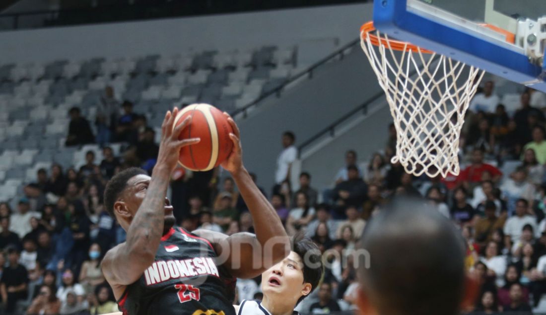 Pebasket Indonesia saat bertanding melawan Korea Selatan dalam pertandingan Kualifikasi FIBA Asia Cup 2025 di Indonesia Arena, kompleks Gelora Bung Karno (GBK), Jakarta, Minggu (23/2). Timnas Basket Indonesia kalah dari Korea Selatan dengan skor 63-90. - JPNN.com