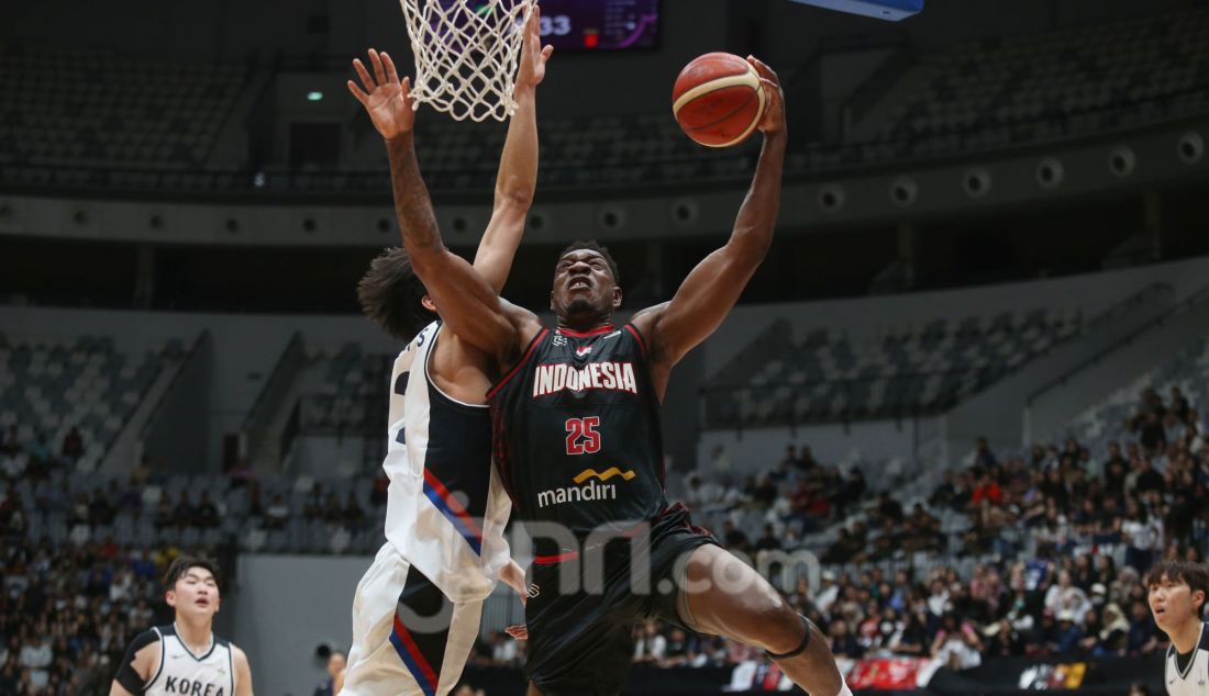 Pebasket Indonesia saat bertanding melawan Korea Selatan dalam pertandingan Kualifikasi FIBA Asia Cup 2025 di Indonesia Arena, kompleks Gelora Bung Karno (GBK), Jakarta, Minggu (23/2). Timnas Basket Indonesia kalah dari Korea Selatan dengan skor 63-90. - JPNN.com