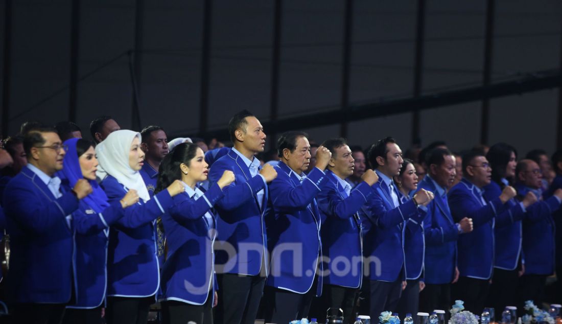 Ketua Majelis Tinggi Partai Demokrat Susilo Bambang Yudhoyono dan Ketum Partai Demokrat Agus Harimurti Yudhoyono saat pembukaan Kongres ke-VI Partai Demokrat, Jakarta, Senin (24/2). - JPNN.com