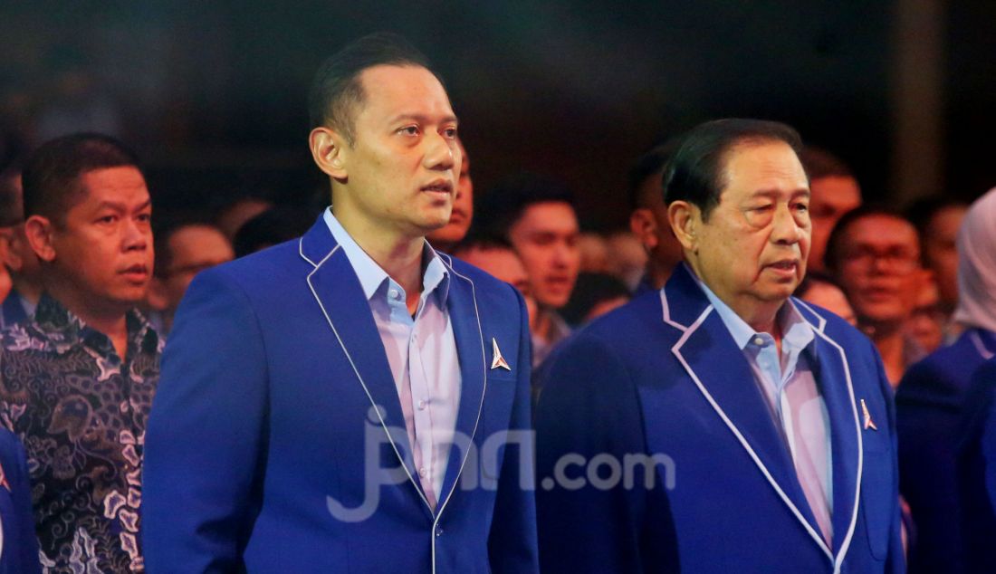 Ketua Majelis Tinggi Partai Demokrat Susilo Bambang Yudhoyono dan Ketum Partai Demokrat Agus Harimurti Yudhoyono saat pembukaan Kongres ke-VI Partai Demokrat, Jakarta, Senin (24/2). - JPNN.com