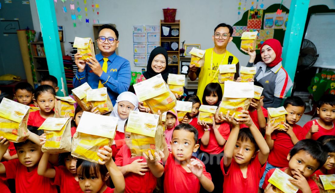 Siswa siswi saat mengikuti kegiatan National Breakfast Day (NBD) di Sekolah Alternatif untuk Anak Jalanan, Kuningan, Jakarta, Senin (24/2). Dalam perayaan tahun ini, McDonald’s membagikan lebih dari 150.000 Chicken Muffin secara gratis di 305 restoran, menyalurkan donasi sebesar Rp750.000.000 untuk renovasi sarana olahraga di sekolah-sekolah, serta menjalankan inisiatif Good Neighborhood di sekolah marginal. McDonald’s Indonesia kembali menggelar NBD ke-13 sebagai bagian dari upaya menanamkan kebiasaan sarapan sehat. - JPNN.com