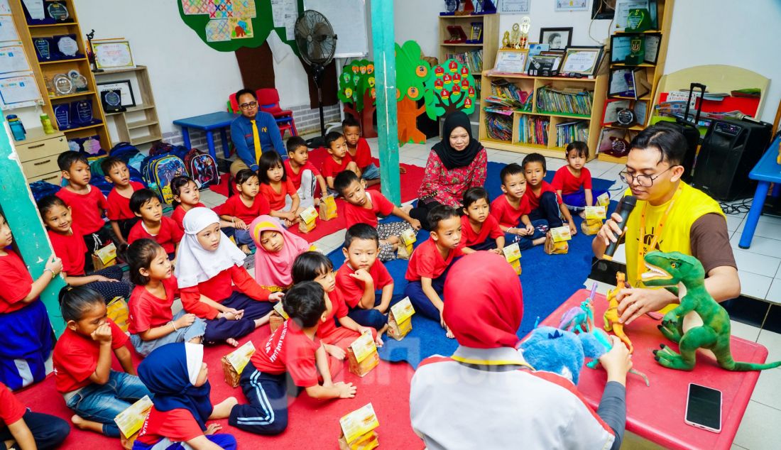 Siswa siswi saat mengikuti kegiatan National Breakfast Day (NBD) di Sekolah Alternatif untuk Anak Jalanan, Kuningan, Jakarta, Senin (24/2). Dalam perayaan tahun ini, McDonald’s membagikan lebih dari 150.000 Chicken Muffin secara gratis di 305 restoran, menyalurkan donasi sebesar Rp750.000.000 untuk renovasi sarana olahraga di sekolah-sekolah, serta menjalankan inisiatif Good Neighborhood di sekolah marginal. - JPNN.com