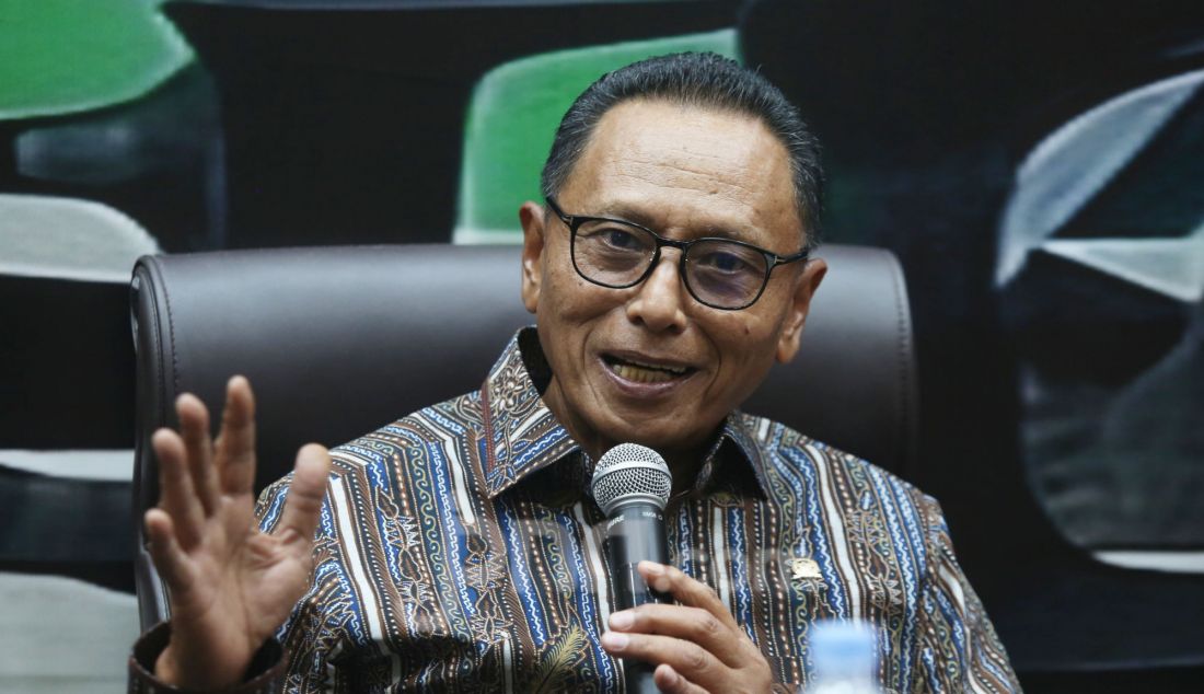 Anggota Komisi XII DPR RI Totok Daryanto saat menjadi pembicara pada diskusi Forum Legislasi dengan tema “RUU EBT Kembali Dibahas, Menanti Energi Terbarukan Sebagai Solusi Energi”, Kompleks Parlemen, Senayan, Jakarta, Selasa (25/2). - JPNN.com