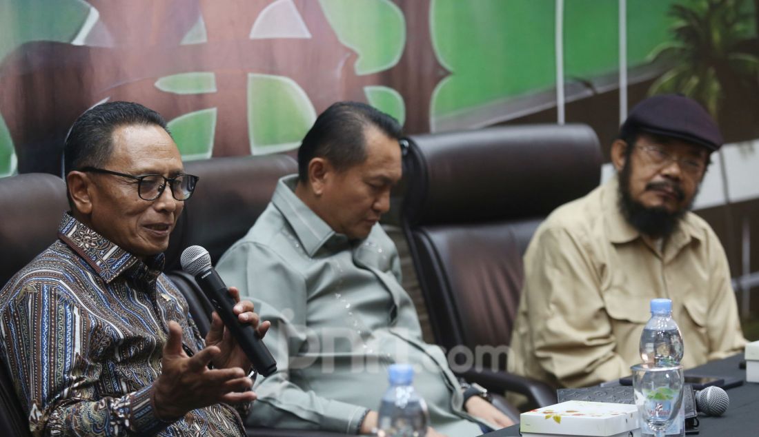 Ketua Komisi XII DPR RI Fraksi Golkar, Bambang Patijaya, Anggota Komisi XII DPR RI Totok Daryanto dan Pengamat Sektor Mineral dan Batu Bara (Minerba) Kurtubi saat menjadi pembicara pada diskusi Forum Legislasi dengan tema “RUU EBT Kembali Dibahas, Menanti Energi Terbarukan Sebagai Solusi Energi”, Kompleks Parlemen, Senayan, Jakarta, Selasa (25/2). - JPNN.com