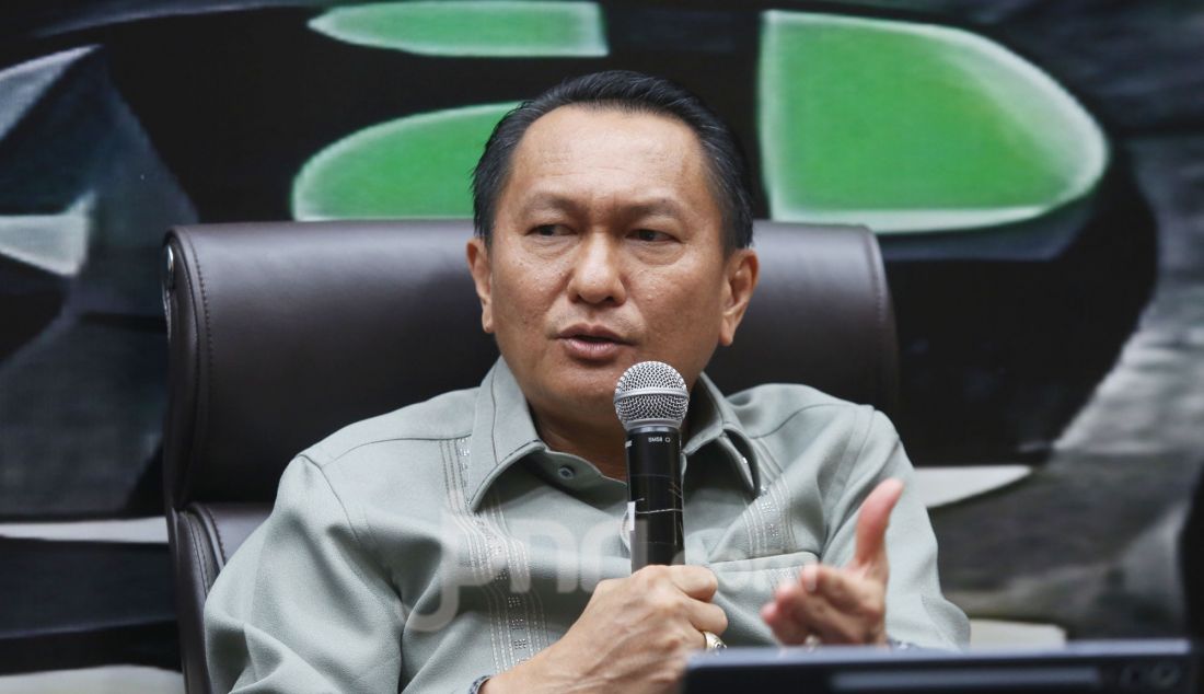 Ketua Komisi XII DPR RI Fraksi Golkar, Bambang Patijaya saat menjadi pembicara pada diskusi Forum Legislasi dengan tema “RUU EBT Kembali Dibahas, Menanti Energi Terbarukan Sebagai Solusi Energi”, Kompleks Parlemen, Senayan, Jakarta, Selasa (25/2). - JPNN.com