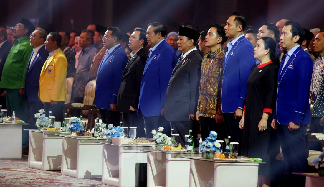 Presiden Prabowo Subianto bersama Wapres Gibran Rakabuming Raka, Ketum Partai Demokrat Agus Harimurti Yudhoyono dan Ketua Majelis Tinggi Partai Demokrat Susilo Bambang Yudhoyono saat penutupan Kongres ke-VI Partai Demokrat, Jakarta, Selasa (25/2). - JPNN.com