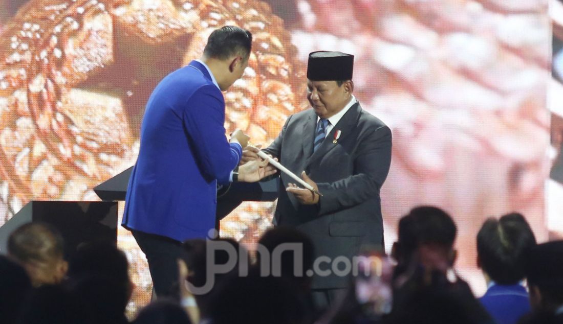 Presiden Prabowo Subianto dan Ketum Partai Demokrat Agus Harimurti Yudhoyono saat penutupan Kongres ke-VI Partai Demokrat, Jakarta, Selasa (25/2). - JPNN.com