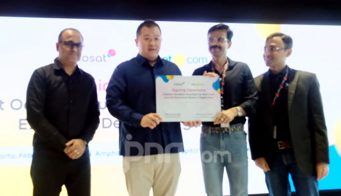 Director and Chief Commercial Officer Indosat Ooredoo Hutchison (Indosat) Ritesh Kumar Singh bersama Co-founder & Chief Commercial Officer tiket.com Dimas Surya Yaputra menandatangani kerja sama strategis, Jakarta, Rabu (26/2). Kerja sama strategis untuk menghadirkan penawaran diskon perjalanan, termasuk tiket pesawat, hotel, dan berbagai aktivitas lainnya bagi pelanggan setia Indosat. Penawaran ini dapat diakses melalui fitur Digital Hub yang terintegrasi di aplikasi myIM3 dan bima+. - JPNN.com