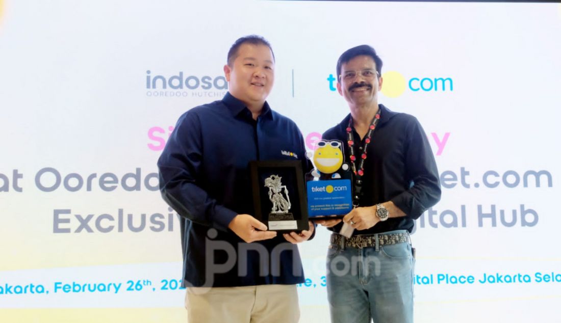 Director and Chief Commercial Officer Indosat Ooredoo Hutchison (Indosat) Ritesh Kumar Singh bersama Co-founder & Chief Commercial Officer tiket.com Dimas Surya Yaputra menandatangani kerja sama strategis, Jakarta, Rabu (26/2). Kerja sama strategis untuk menghadirkan penawaran diskon perjalanan, termasuk tiket pesawat, hotel, dan berbagai aktivitas lainnya bagi pelanggan setia Indosat. Penawaran ini dapat diakses melalui fitur Digital Hub yang terintegrasi di aplikasi myIM3 dan bima+. - JPNN.com