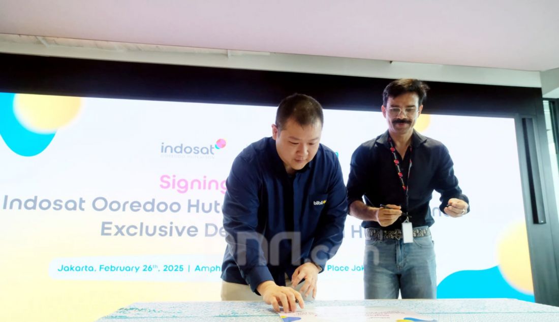 Director and Chief Commercial Officer Indosat Ooredoo Hutchison (Indosat) Ritesh Kumar Singh bersama Co-founder & Chief Commercial Officer tiket.com Dimas Surya Yaputra menandatangani kerja sama strategis, Jakarta, Rabu (26/2). Kerja sama strategis untuk menghadirkan penawaran diskon perjalanan, termasuk tiket pesawat, hotel, dan berbagai aktivitas lainnya bagi pelanggan setia Indosat. Penawaran ini dapat diakses melalui fitur Digital Hub yang terintegrasi di aplikasi myIM3 dan bima+. - JPNN.com