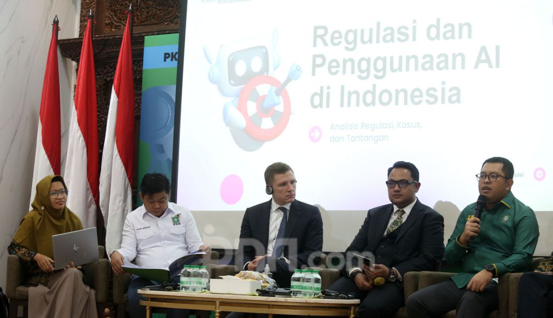 Founding Member / Managing Director of World Foundation Fabian Bodensteiner, Ketua DPP PKB Bidang Perdagangan dan Industri Lukmanul Khakim, Anggota DPR RI Komisi I Fraksi PKB H. Oleh Soleh, Direktur Etika dan Tata Kelola Kolaborasi Riset & Inovasi AI Indonesia (KORIKA) Nur Anis Handayati, ST,ME dan General Manager for Indonesia – Tools for Humanity Wafa Taftazani saat menjadi pembicara pada diskusi publik dengan tema 