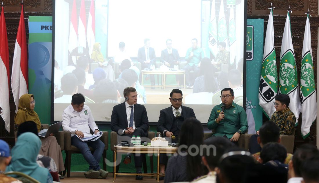 Founding Member / Managing Director of World Foundation Fabian Bodensteiner, Ketua DPP PKB Bidang Perdagangan dan Industri Lukmanul Khakim, Anggota DPR RI Komisi I Fraksi PKB H. Oleh Soleh, Direktur Etika dan Tata Kelola Kolaborasi Riset & Inovasi AI Indonesia (KORIKA) Nur Anis Handayati, ST,ME dan General Manager for Indonesia – Tools for Humanity Wafa Taftazani saat menjadi pembicara pada diskusi publik dengan tema 