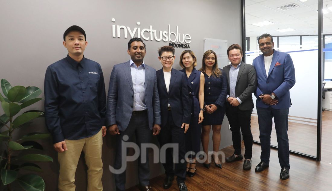 Group Strategy Director of Invictus Blue Chen Shi Yen, Executive Board Director of Invictus Blue Keith Miranda, Group CEO of Invictus Blue Jo Yau, Business Director Invictus Blue Indonesia Erick Ko, Group Finance Director of Invictus Blue Vinesh Thanabalasingam, Head of Talent of Invictus Blue Sharon Gomes dan Head of Media of Invictus Blue Ricky Cheok saat acara di Jakarta, Kamis (27/2). Invictus Blue siap mengukuhkan posisinya sebagai pemain utama di industri media dan komunikasi di Indonesia. Perusahaan ini menawarkan layanan media spesialis yang terbukti mampu memberikan hasil terukur dan ROI tinggi bagi klien-kliennya. - JPNN.com