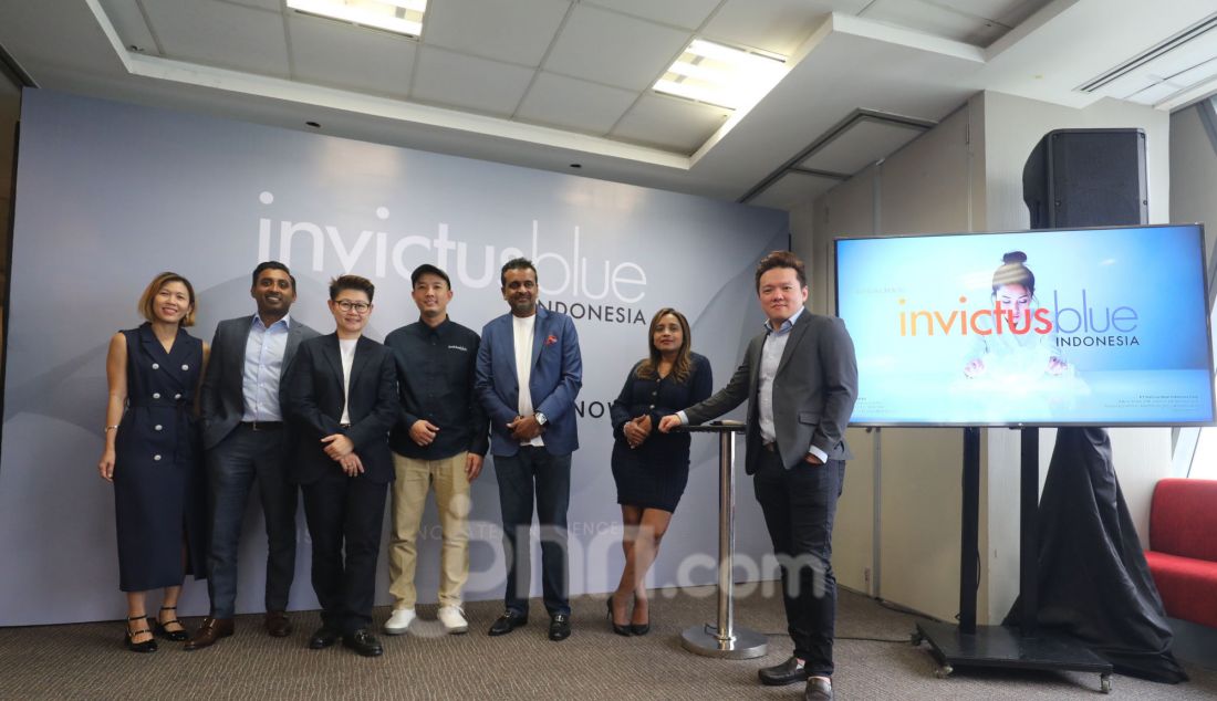 Group Strategy Director of Invictus Blue Chen Shi Yen, Executive Board Director of Invictus Blue Keith Miranda, Group CEO of Invictus Blue Jo Yau, Business Director Invictus Blue Indonesia Erick Ko, Group Finance Director of Invictus Blue Vinesh Thanabalasingam, Head of Talent of Invictus Blue Sharon Gomes dan Head of Media of Invictus Blue Ricky Cheok saat acara di Jakarta, Kamis (27/2). Invictus Blue siap mengukuhkan posisinya sebagai pemain utama di industri media dan komunikasi di Indonesia. - JPNN.com