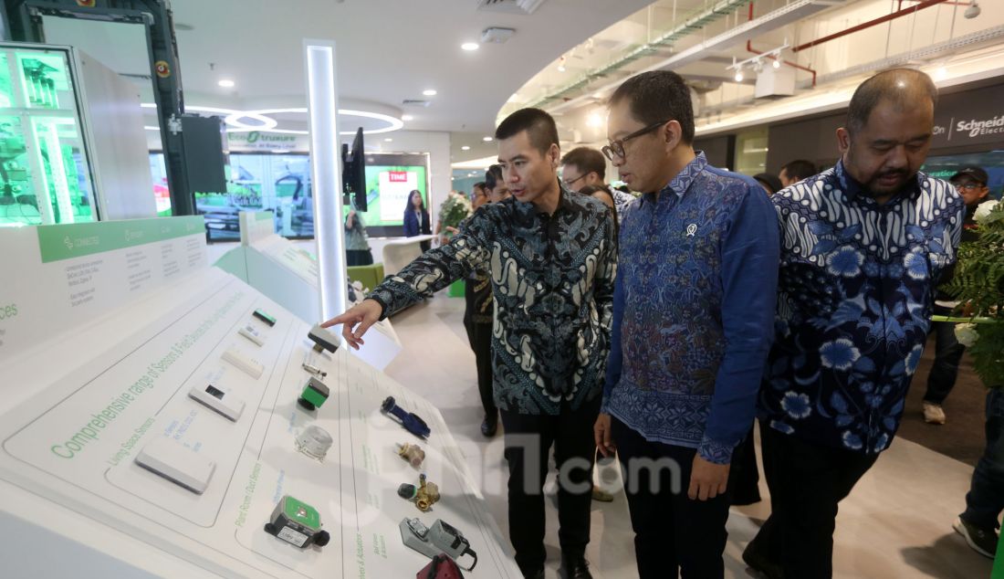 President Director Indonesia & Timor-Leste, Schneider Electric Martin Setiawan menjelaskan kepada Wakil Menteri Perindustrian Republik Indonesia Faisol Riza mengenai ragam teknologi dan inovasi yang dihadirkan Schneider Electric di Innovation Hub, Jakarta, Kamis (27/2). Ruang ini menjadi tempat bagi pelanggan, mitra bisnis, media, dan mahasiswa untuk berkolaborasi serta menemukan berbagai layanan dan solusi dari Schneider Electric. - JPNN.com