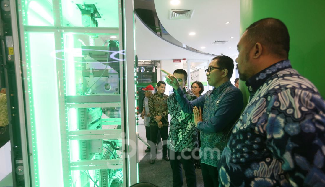 President Director Indonesia & Timor-Leste, Schneider Electric Martin Setiawan menjelaskan kepada Wakil Menteri Perindustrian Republik Indonesia Faisol Riza mengenai ragam teknologi dan inovasi yang dihadirkan Schneider Electric di Innovation Hub, Jakarta, Kamis (27/2). Ruang ini menjadi tempat bagi pelanggan, mitra bisnis, media, dan mahasiswa untuk berkolaborasi serta menemukan berbagai layanan dan solusi dari Schneider Electric. - JPNN.com