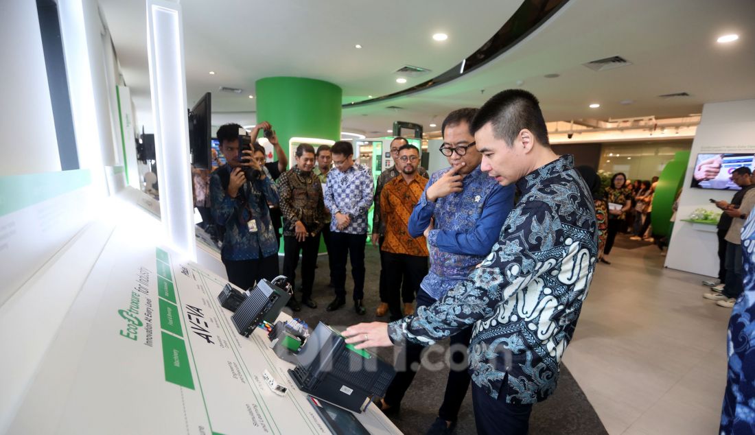 President Director Indonesia & Timor-Leste, Schneider Electric Martin Setiawan menjelaskan kepada Wakil Menteri Perindustrian Republik Indonesia Faisol Riza mengenai ragam teknologi dan inovasi yang dihadirkan Schneider Electric di Innovation Hub, Jakarta, Kamis (27/2). Ruang ini menjadi tempat bagi pelanggan, mitra bisnis, media, dan mahasiswa untuk berkolaborasi serta menemukan berbagai layanan dan solusi dari Schneider Electric. - JPNN.com