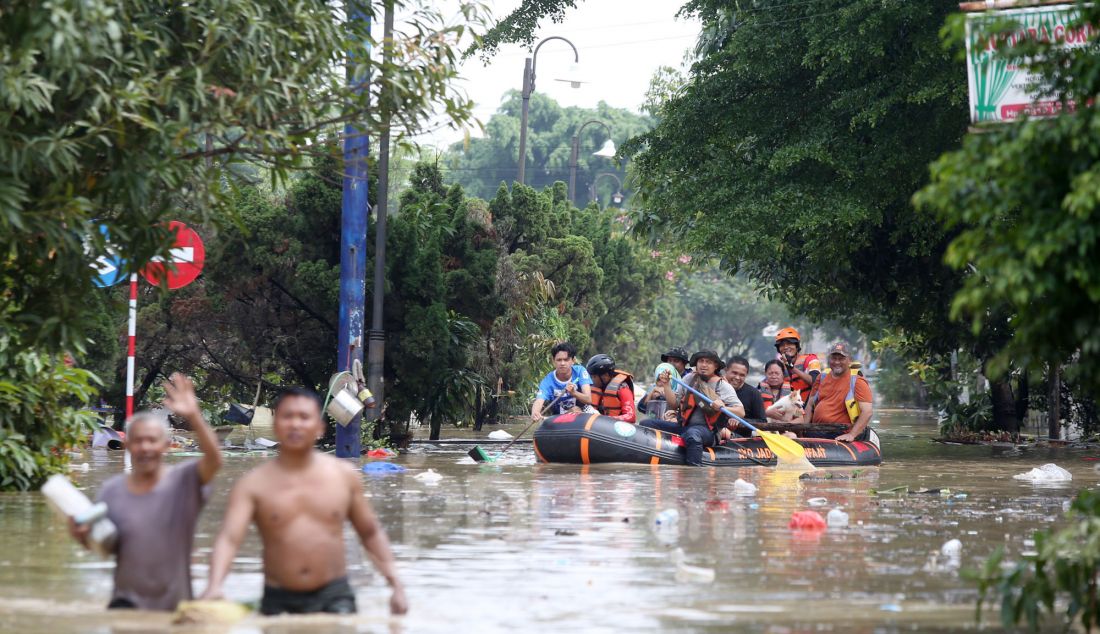 Tim gabungan BPBD mengevakuasi korban banjir di perumahan Vila Nusa Indah 3, Gunung Putri, Kabupaten Bogor, Jawa Barat, Selasa (4/3). Banjir yang terjadi di kawasan perbatasan Bogor dan Bekasi akibat luapan kali Cikeas dan Cileungsi menyebabkan ketinggian air hingga 4 meter di rumah warga. - JPNN.com