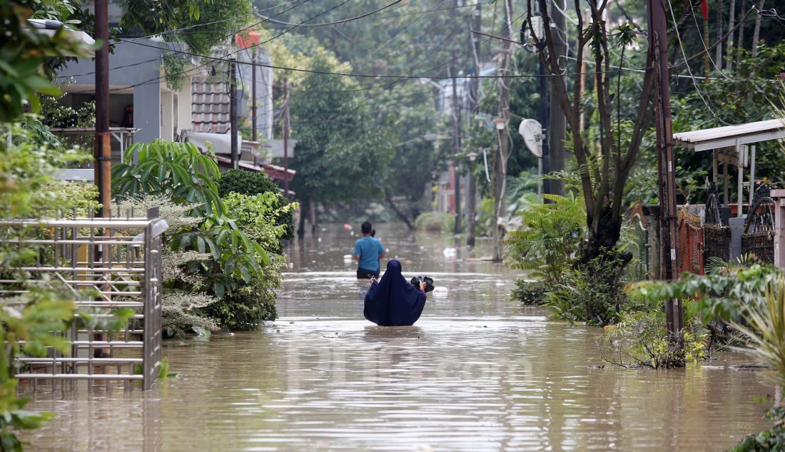 Warga yang terdampak banjir di perumahan Vila Nusa Indah 3, Gunung Putri, Kabupaten Bogor, Jawa Barat, Selasa (4/3). Banjir yang terjadi di kawasan perbatasan Bogor dan Bekasi akibat luapan kali Cikeas dan Cileungsi menyebabkan ketinggian air hingga 4 meter di rumah warga. - JPNN.com