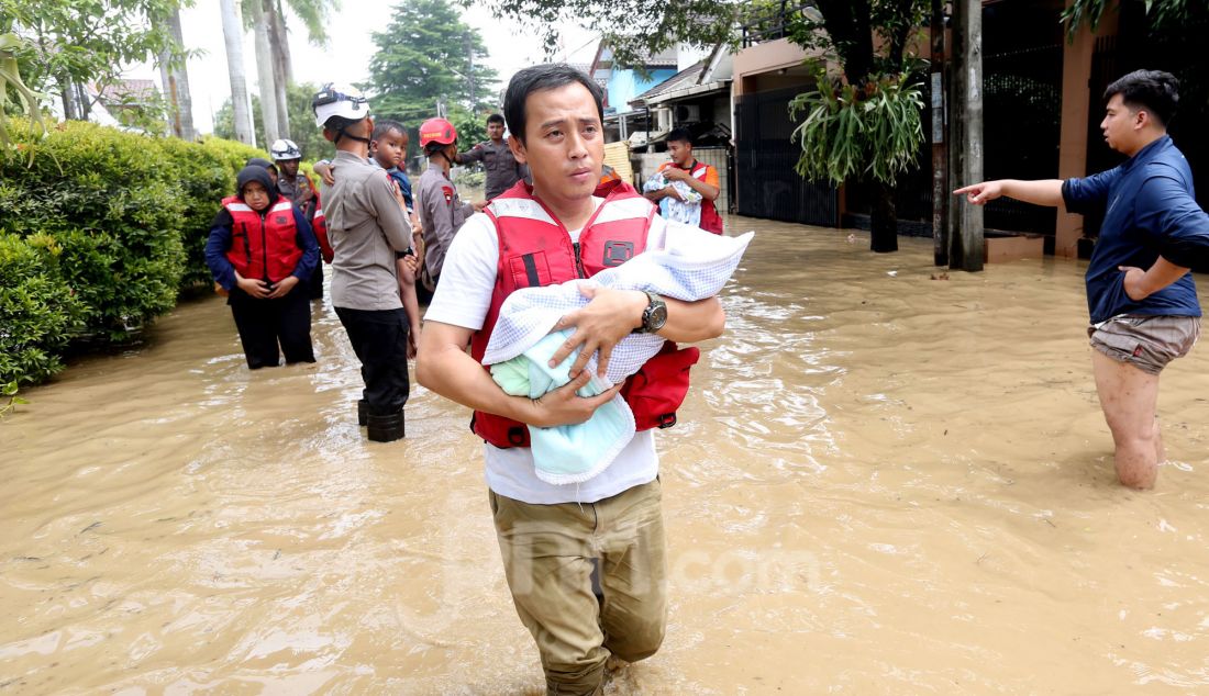 Warga yang terdampak banjir di perumahan Vila Nusa Indah 3, Gunung Putri, Kabupaten Bogor, Jawa Barat, Selasa (4/3). Banjir yang terjadi di kawasan perbatasan Bogor dan Bekasi akibat luapan kali Cikeas dan Cileungsi menyebabkan ketinggian air hingga 4 meter di rumah warga. - JPNN.com