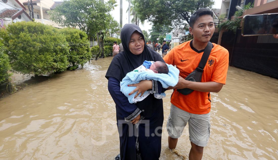 Warga yang terdampak banjir di perumahan Vila Nusa Indah 3, Gunung Putri, Kabupaten Bogor, Jawa Barat, Selasa (4/3). Banjir yang terjadi di kawasan perbatasan Bogor dan Bekasi akibat luapan kali Cikeas dan Cileungsi menyebabkan ketinggian air hingga 4 meter di rumah warga. - JPNN.com