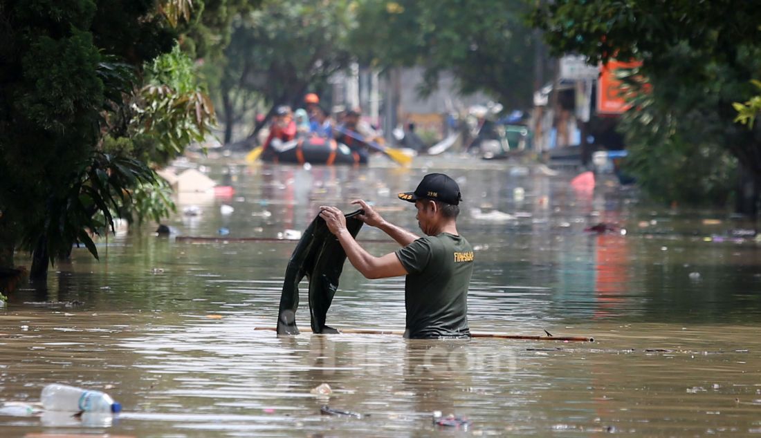 Warga yang terdampak banjir di perumahan Vila Nusa Indah 3, Gunung Putri, Kabupaten Bogor, Jawa Barat, Selasa (4/3). Banjir yang terjadi di kawasan perbatasan Bogor dan Bekasi akibat luapan kali Cikeas dan Cileungsi menyebabkan ketinggian air hingga 4 meter di rumah warga. - JPNN.com