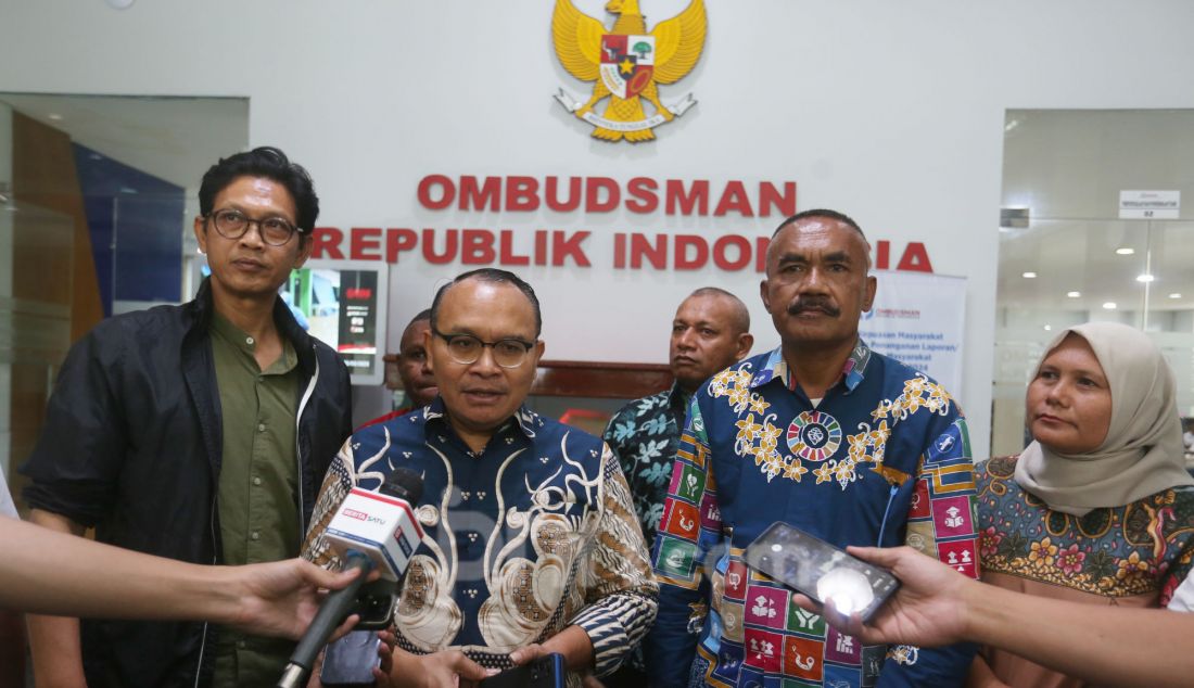 Anggota pimpinan Ombudsman RI Robert Na Endi Jaweng (tengah) bersama Koordinator Tenaga Pendamping Profesional (TPP) Desa, Hendriyatna dan Tenaga ahli Pemberdayaan Masyarakat Provinsi NTT, Kandidatus Angge memberi keterangan pers seusai menggelar audiensi perwakilan TPP Desa di kantor Ombudsman, Jakarta, Rabu (5/3). Ombudsman RI menerima audiensi dengan perwakilan dari 1.040 TPP atau pendamping desa yang diberhentikan oleh Kemendes PDTT karena pernah mencalonkan diri sebagai anggota legislatif. - JPNN.com