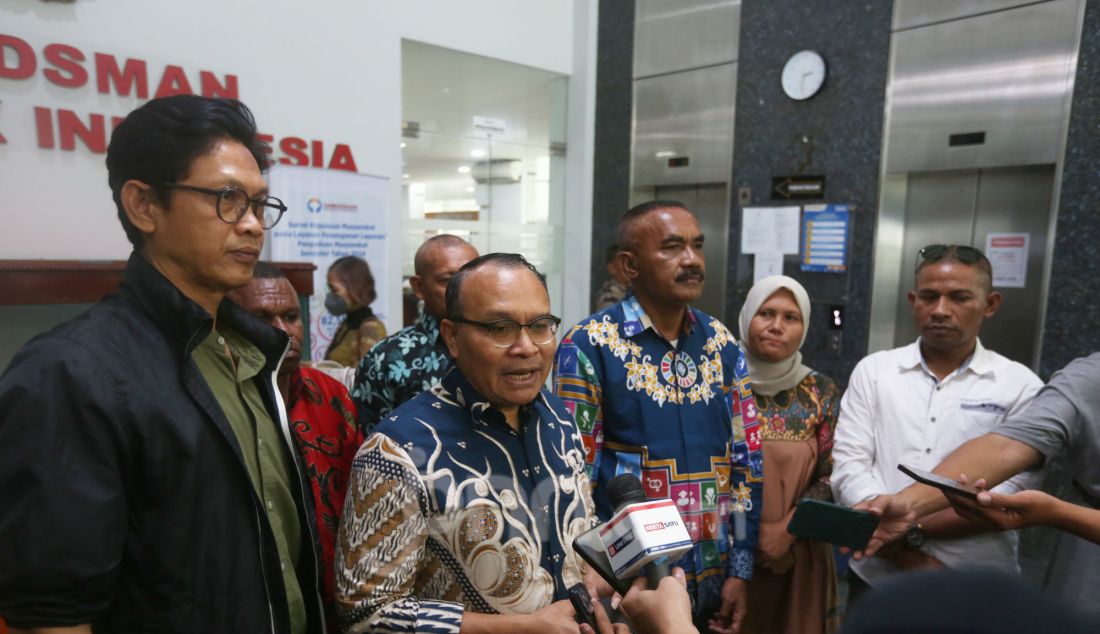 Anggota pimpinan Ombudsman RI Robert Na Endi Jaweng (tengah) bersama Koordinator Tenaga Pendamping Profesional (TPP) Desa, Hendriyatna dan Tenaga ahli Pemberdayaan Masyarakat Provinsi NTT, Kandidatus Angge memberi keterangan pers seusai menggelar audiensi perwakilan TPP Desa di kantor Ombudsman, Jakarta, Rabu (5/3). Ombudsman RI menerima audiensi dengan perwakilan dari 1.040 TPP atau pendamping desa yang diberhentikan oleh Kemendes PDTT karena pernah mencalonkan diri sebagai anggota legislatif. - JPNN.com