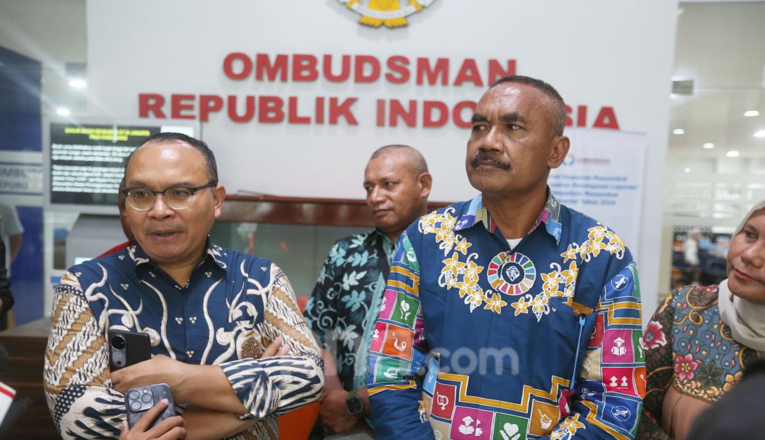 Anggota pimpinan Ombudsman RI Robert Na Endi Jaweng (tengah) bersama Koordinator Tenaga Pendamping Profesional (TPP) Desa, Hendriyatna dan Tenaga ahli Pemberdayaan Masyarakat Provinsi NTT, Kandidatus Angge memberi keterangan pers seusai menggelar audiensi perwakilan TPP Desa di kantor Ombudsman, Jakarta, Rabu (5/3). Ombudsman RI menerima audiensi dengan perwakilan dari 1.040 TPP atau pendamping desa yang diberhentikan oleh Kemendes PDTT karena pernah mencalonkan diri sebagai anggota legislatif. - JPNN.com