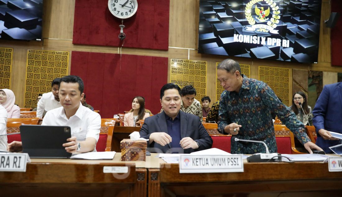 Wakil Menteri Pemuda dan Olahraga Taufik Hidayat (kiri) bersama Ketum PSSI Erick Thohir (tengah) dan Waketum PSSI Zainudin Amali (kanan) mengikuti rapat kerja dengan Komisi X DPR di Kompleks Parlemen, Senayan, Jakarta, Rabu (5/3). Rapat tersebut membahas pertimbangan pemberian kewarganegaraan kepada atlet sepak bola keturunan Indonesia Emil Audero Mulyadi, Dean ruben James, A dan Joey Mathijs Pelupessy. - JPNN.com