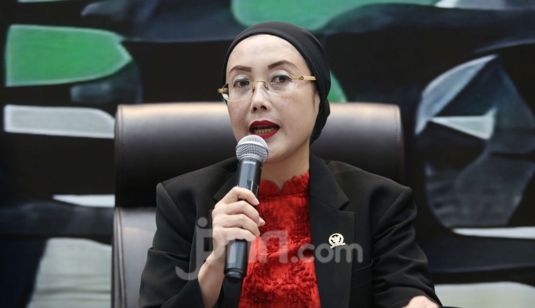 Anggota Komisi VIII DPR RI Selly Andriyana Gantina pembicara diskusi Dialektika Demokrasi dengan tema Mengawal Komitmen Kementerian Agama Dalam Penerapan Kebijakan Pesantren Ramah Anak di Ruang PPIP Gedung Nusantara I Kompleks Parlemen, Senayan, Jakarta, Kamis (6/3). - JPNN.com