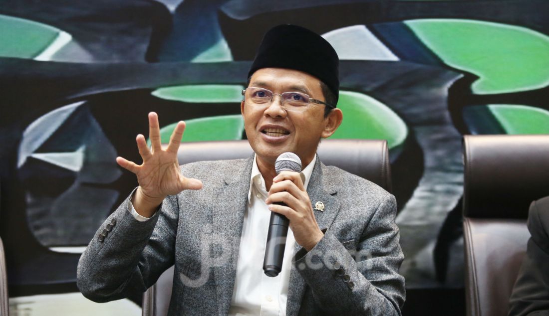 Anggota Komisi VIII Maman Imanulhaq pembicara diskusi Dialektika Demokrasi dengan tema Mengawal Komitmen Kementerian Agama Dalam Penerapan Kebijakan Pesantren Ramah Anak di Ruang PPIP Gedung Nusantara I Kompleks Parlemen, Senayan, Jakarta, Kamis (6/3). - JPNN.com