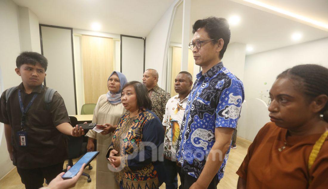 Komisioner Komnas HAM Anis Hidayah bersama Koordinator Tenaga Pendamping Profesional (TPP) Desa Hendriyatna dan Tenaga ahli Pemberdayaan Masyarakat Provinsi NTT, Kandidatus Angge memberi keterangan pers seusai menerima aduan perwakilan TPP Desa di kantor Komnas HAM, Jakarta, Kamis (6/3). Komnas HAM RI menerima aduan dengan perwakilan dari 1.040 TPP atau pendamping desa yang diberhentikan oleh Kemendes PDTT karena pernah mencalonkan diri sebagai anggota legislatif. - JPNN.com